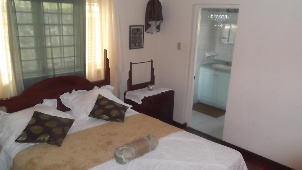 Hill Top Kingston Jamaica Room photo